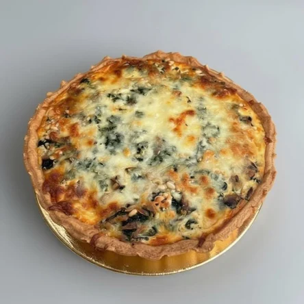 Киш с шампиньонами, сыром, шпинатом и кедровыми орешками